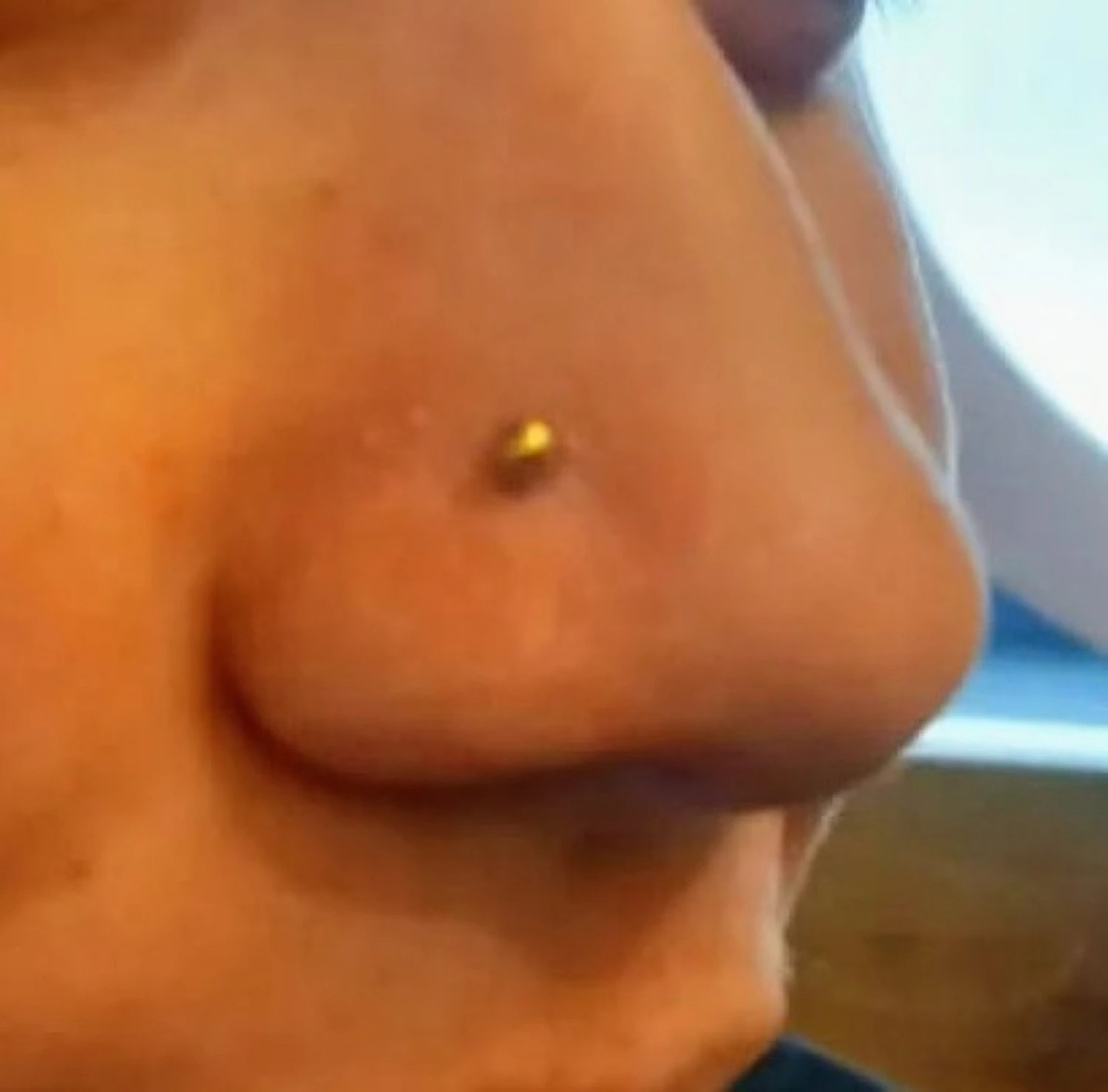 Nostril – dezenter Nasenstecker – Piercing-Arbeit von Jacky bei Gestochen Scharf Stendal