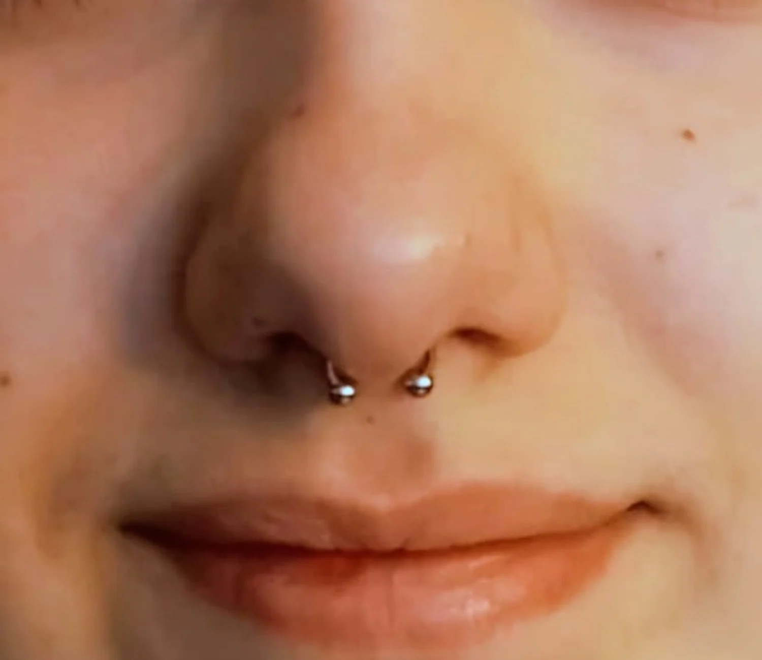 Septum mit Hufeisen-Schmuck – Piercing-Arbeit von Jacky bei Gestochen Scharf Stendal