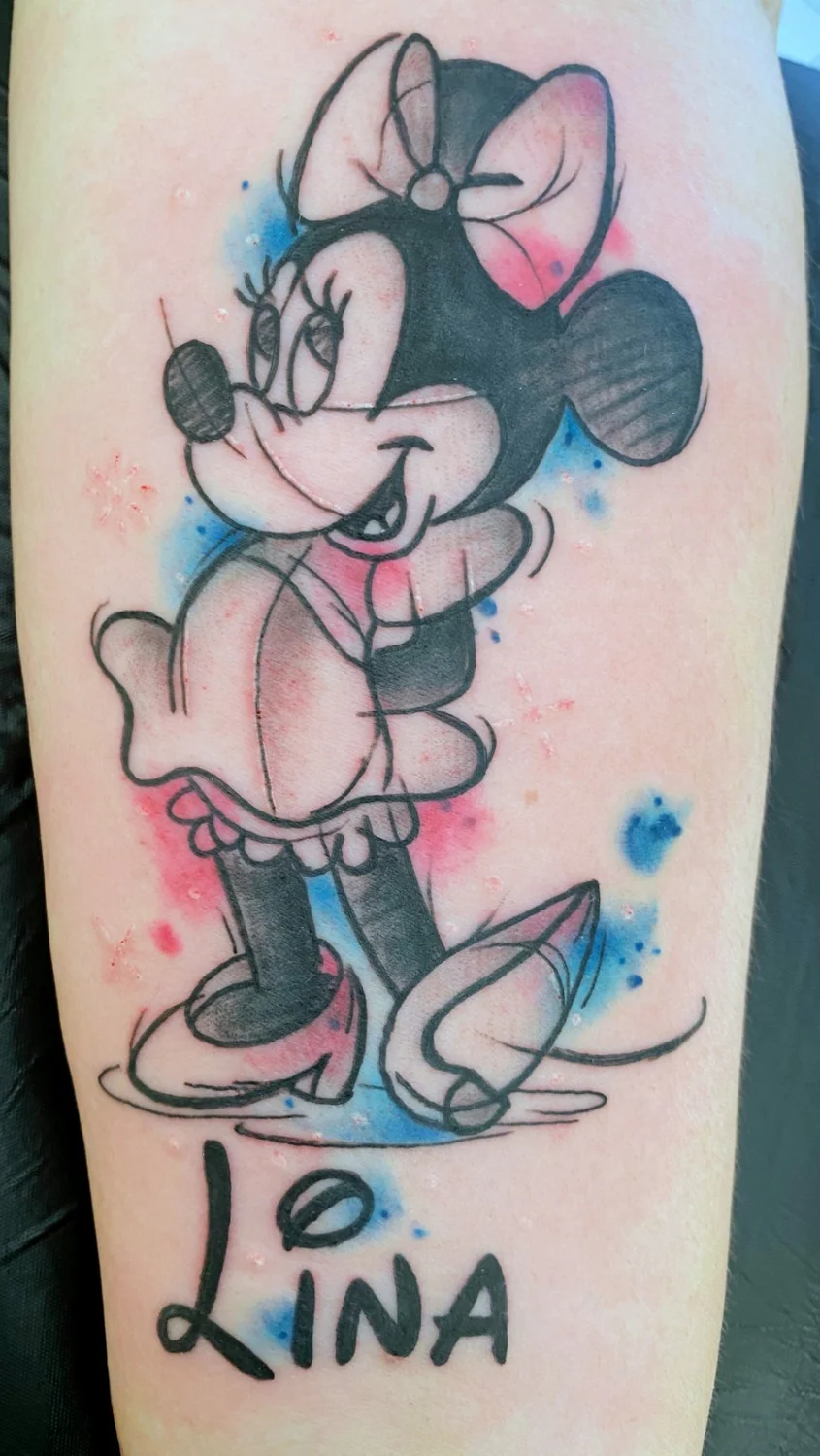 Minnie-Maus mit farbigen Akzenten – Tattoo-Arbeit von Silence