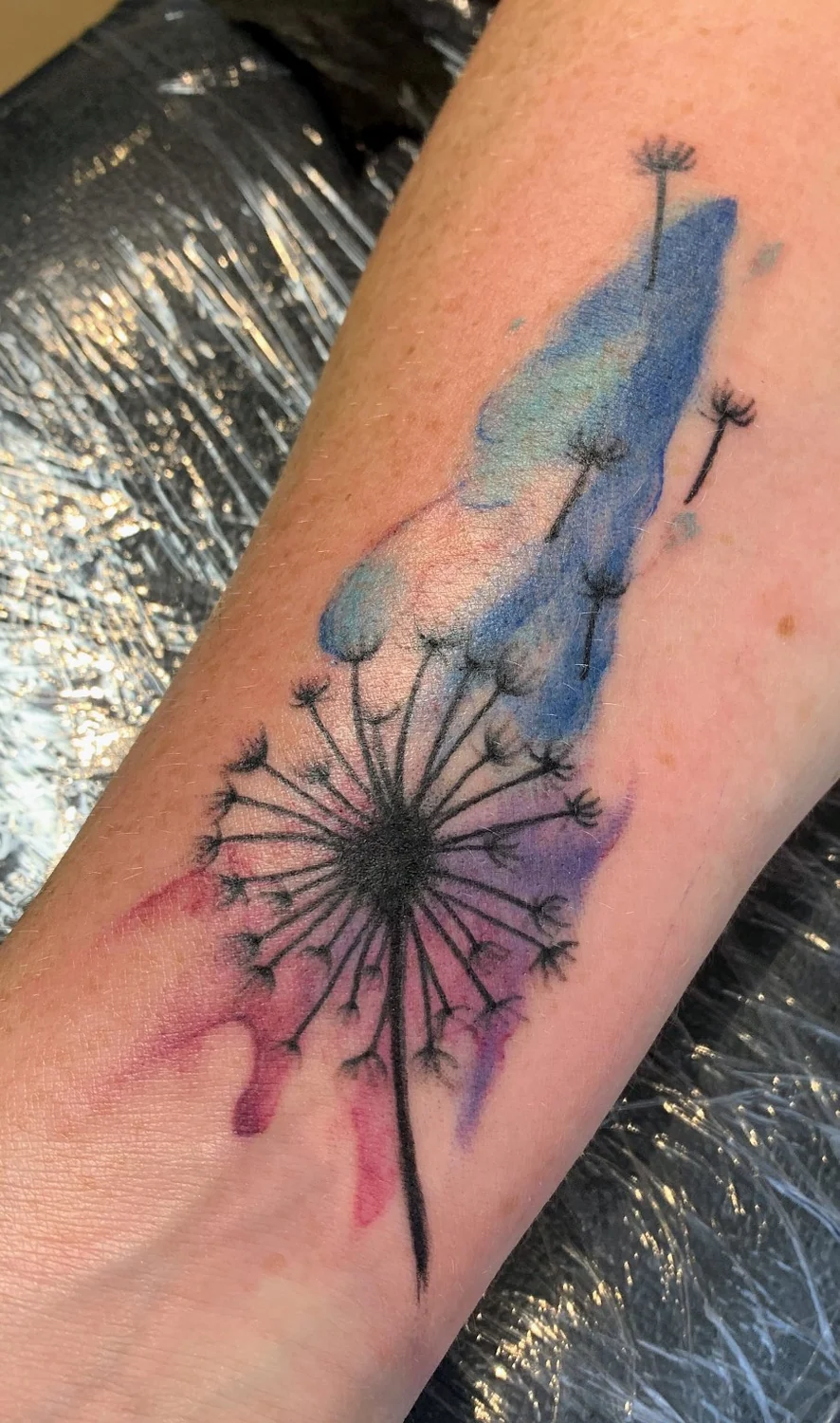 Kompass mit farbigem Hintergrund – Tattoo-Arbeit von Silence