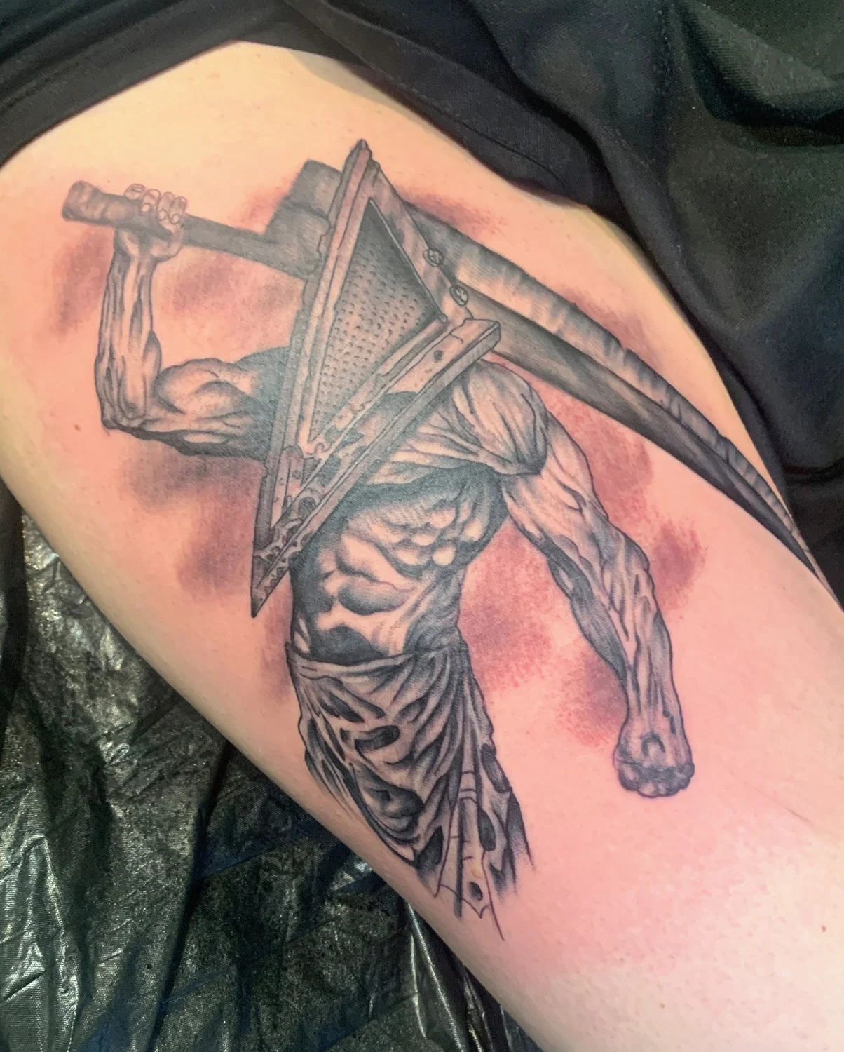 Pyramidenkopf als Schultertattoo – Tattoo-Arbeit von Silence
