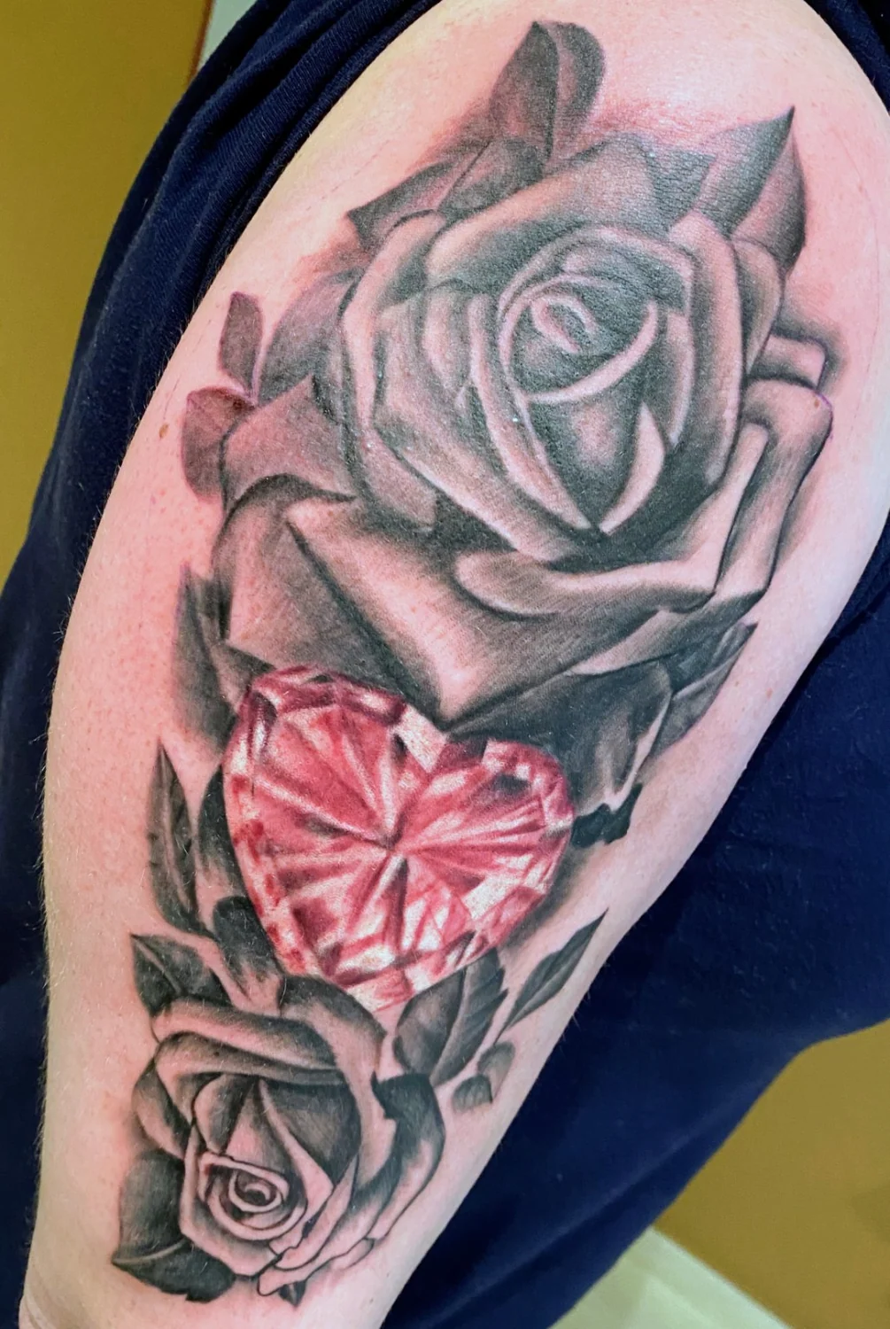 Rosen mit rotem Diamanten – Tattoo-Arbeit von Silence