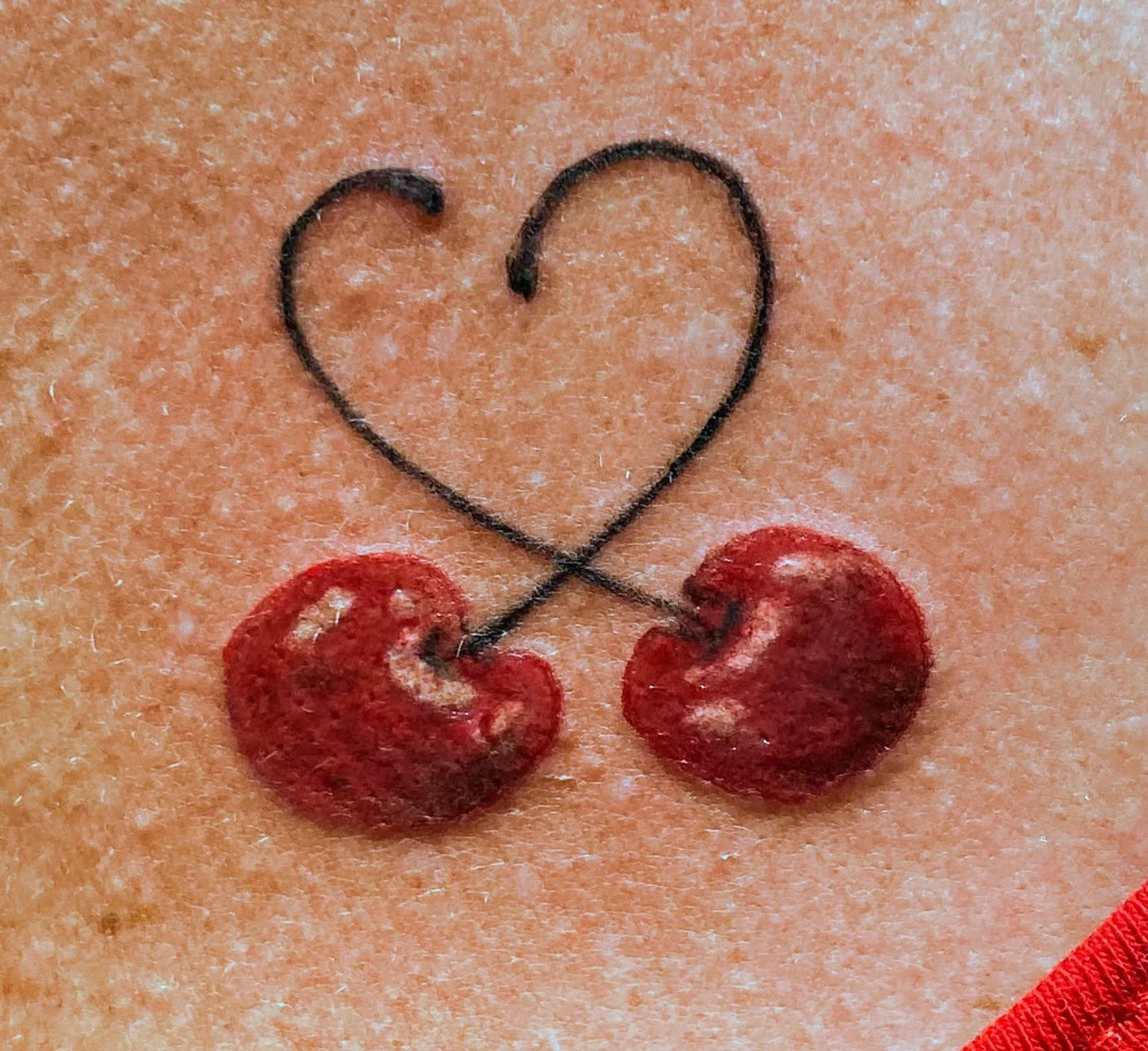 Kirschen in Herzform – Tattoo-Arbeit von Silence
