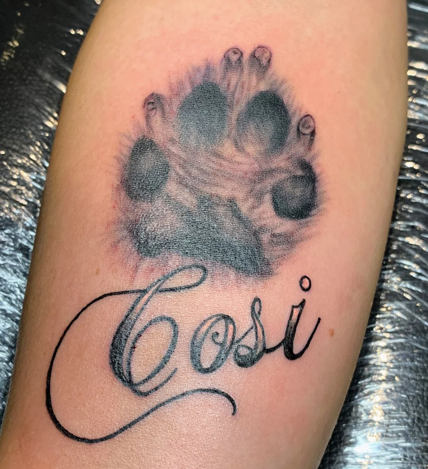 Pfotenabdruck mit Schriftzug – Tattoo-Arbeit von Silence