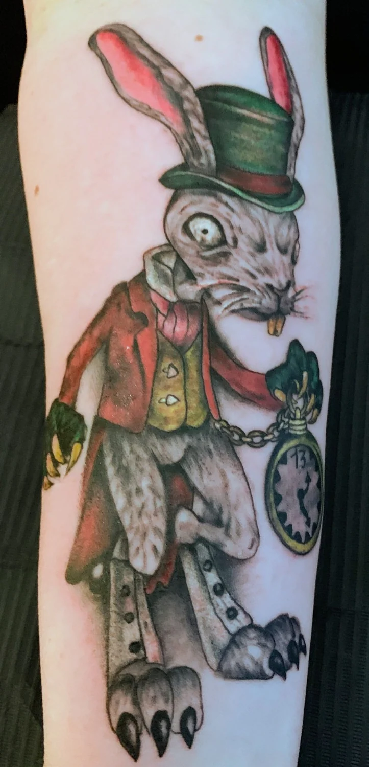 Weißes Kaninchen mit Taschenuhr – Tattoo-Arbeit von Silence