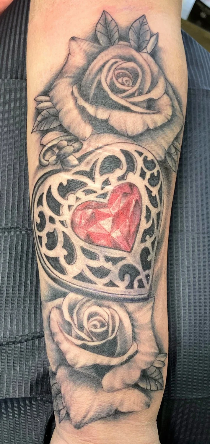Rosen und Herzmedaillon – Tattoo-Arbeit von Silence