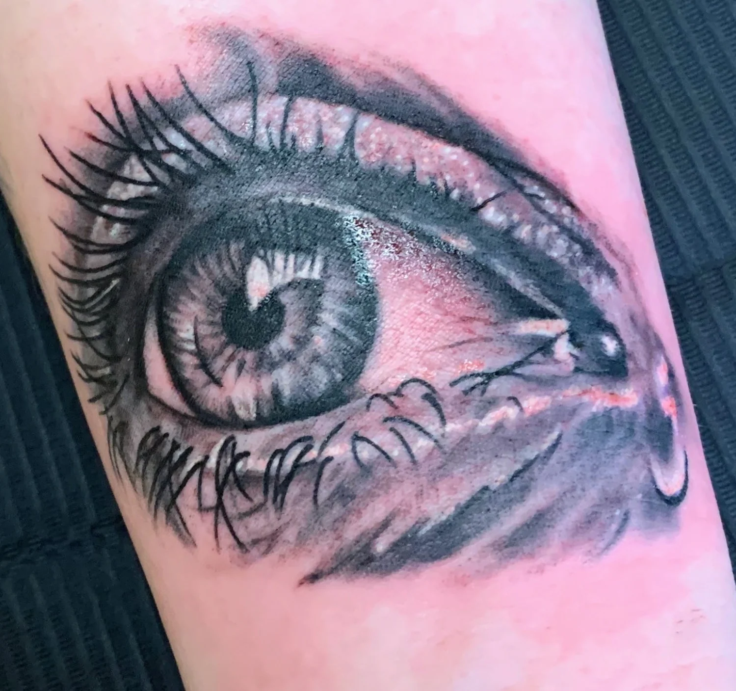 Realistisches Auge – Tattoo-Arbeit von Silence