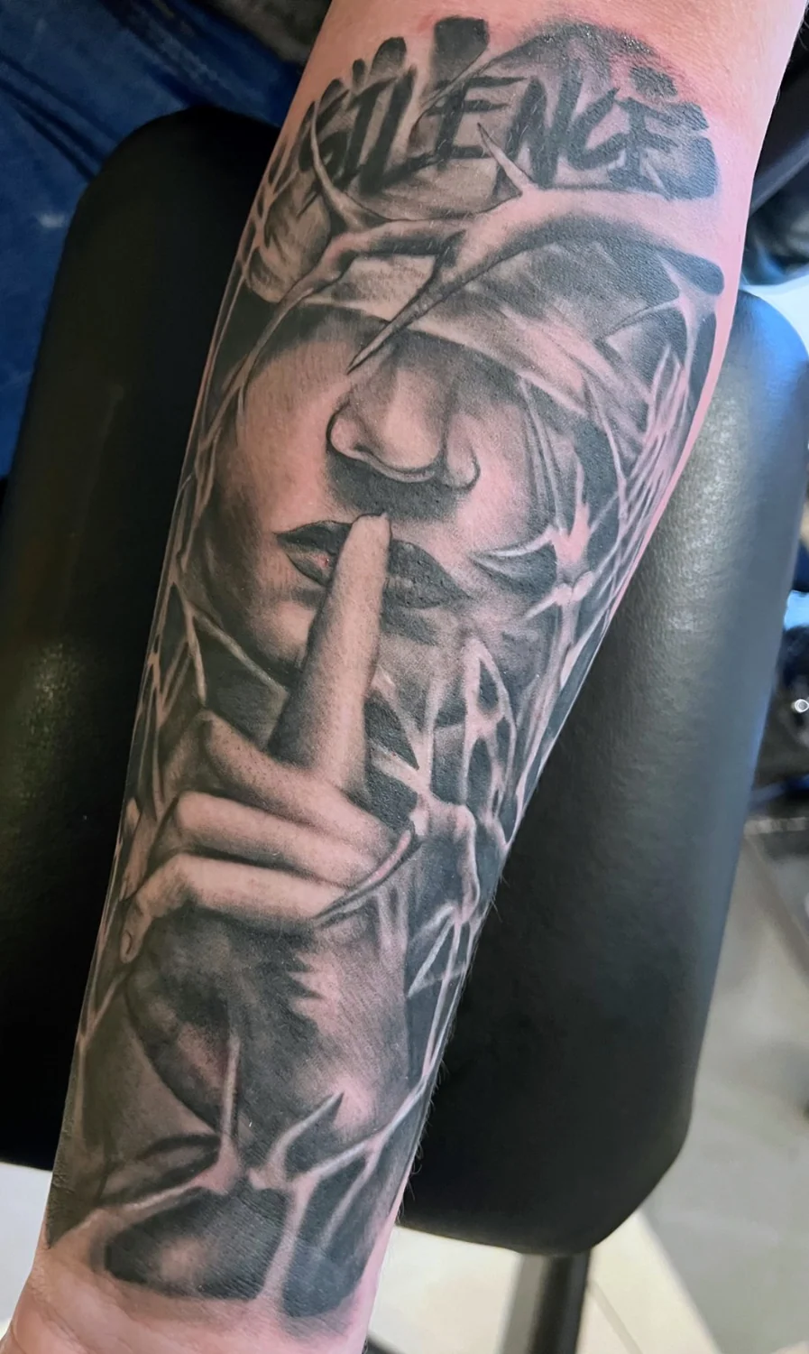 Frauengesicht mit Schriftzug – Tattoo-Arbeit von Silence
