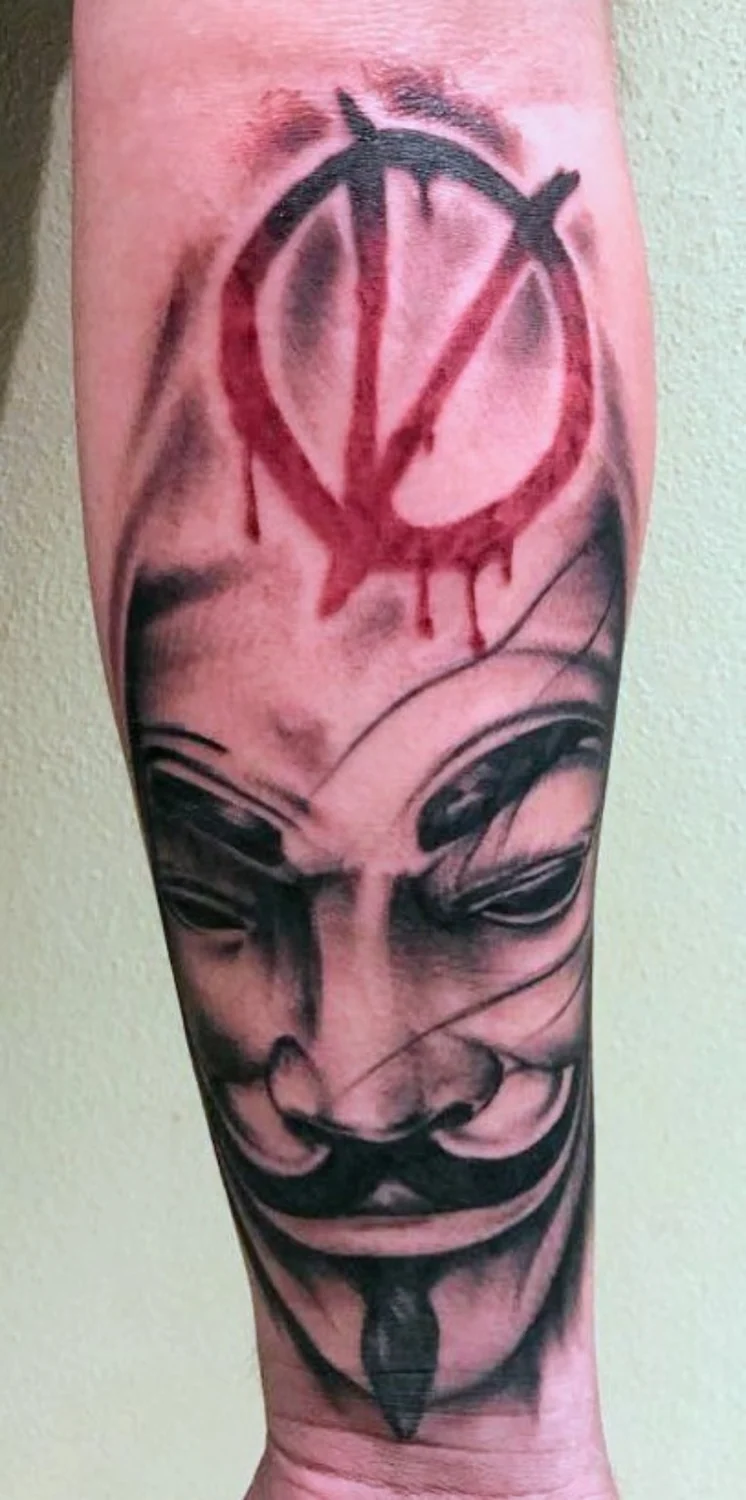 Guy-Fawkes-Maske mit roten Akzenten – Tattoo-Arbeit von Silence