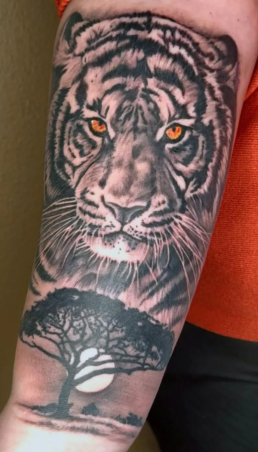 Tigerporträt mit Augenmotiv – Tattoo-Arbeit von Silence