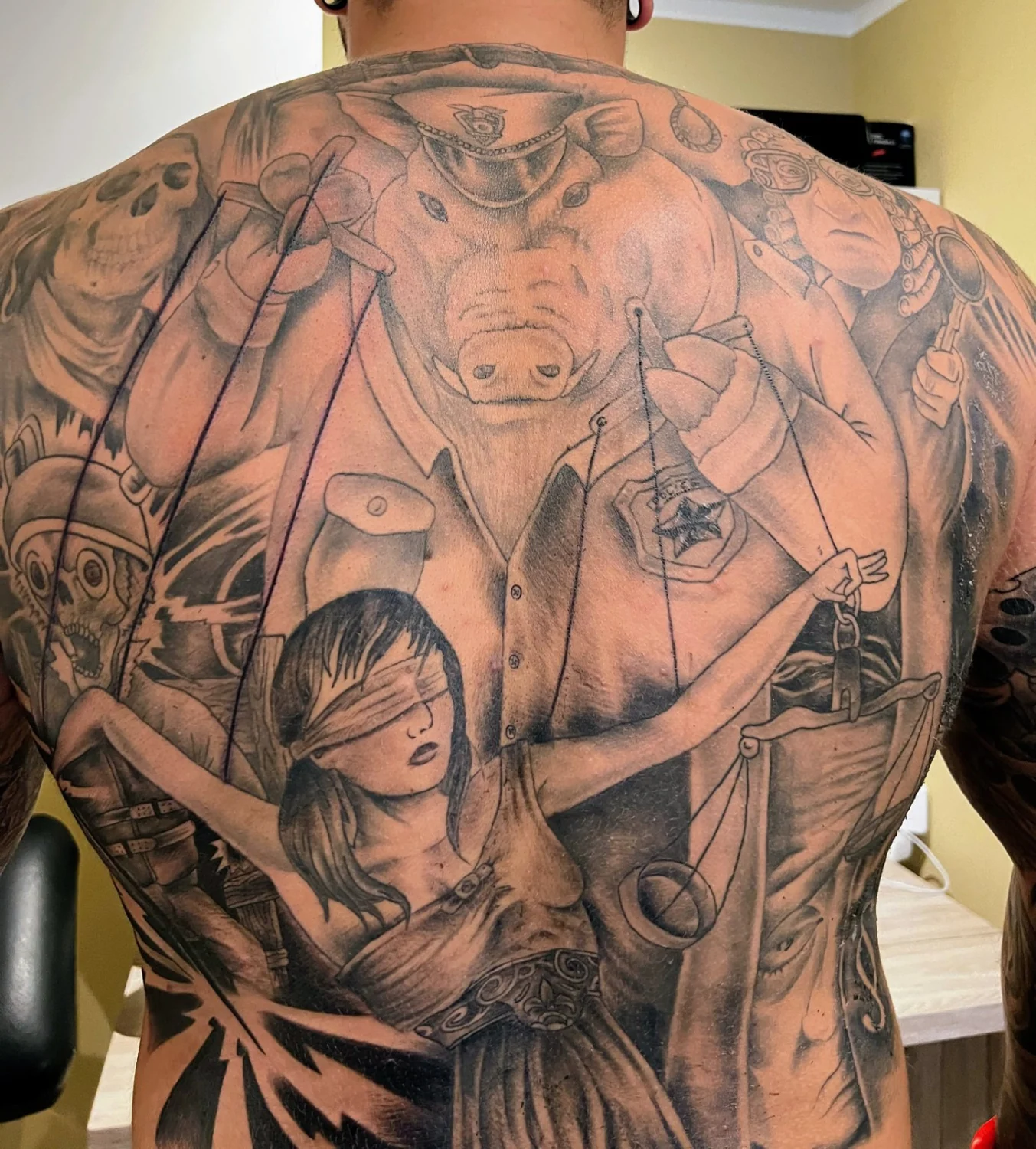 Großflächiges Rückenmotiv – Tattoo-Arbeit von Silence