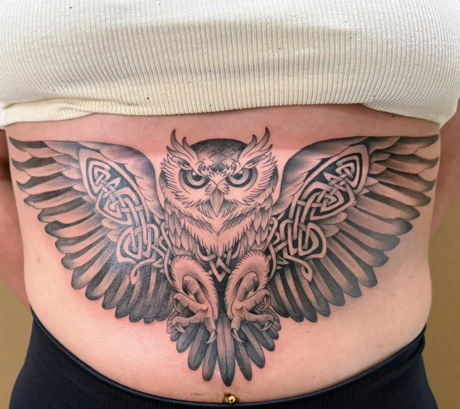 Eule mit ausgebreiteten Flügeln – Tattoo-Arbeit von Silence