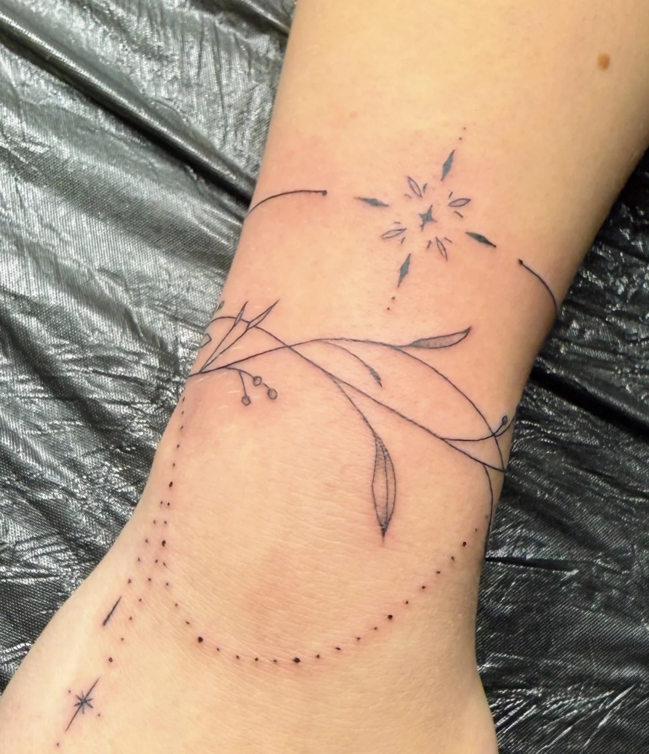 Filigrane Libelle mit Punktdetails – Tattoo-Arbeit von Silence