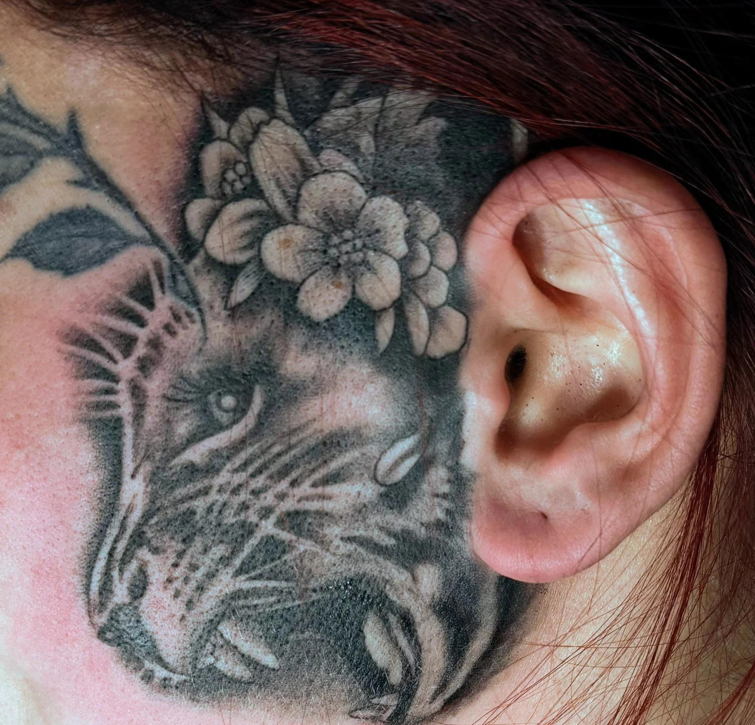 Fuchs mit Blumen am Hals – Tattoo-Arbeit von Silence