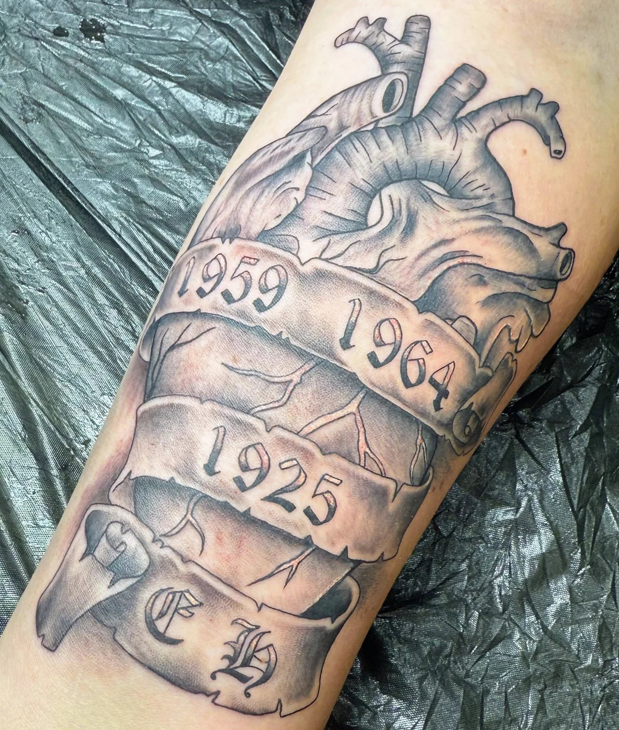 Anatomisches Herz mit Jahreszahlen – Tattoo-Arbeit von Silence