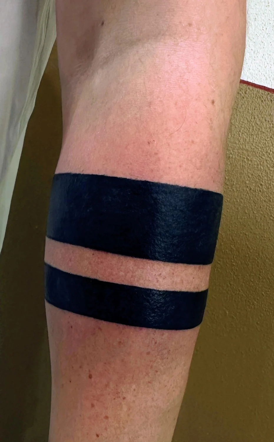 Zwei schwarze Armbänder – Tattoo-Arbeit von Silence