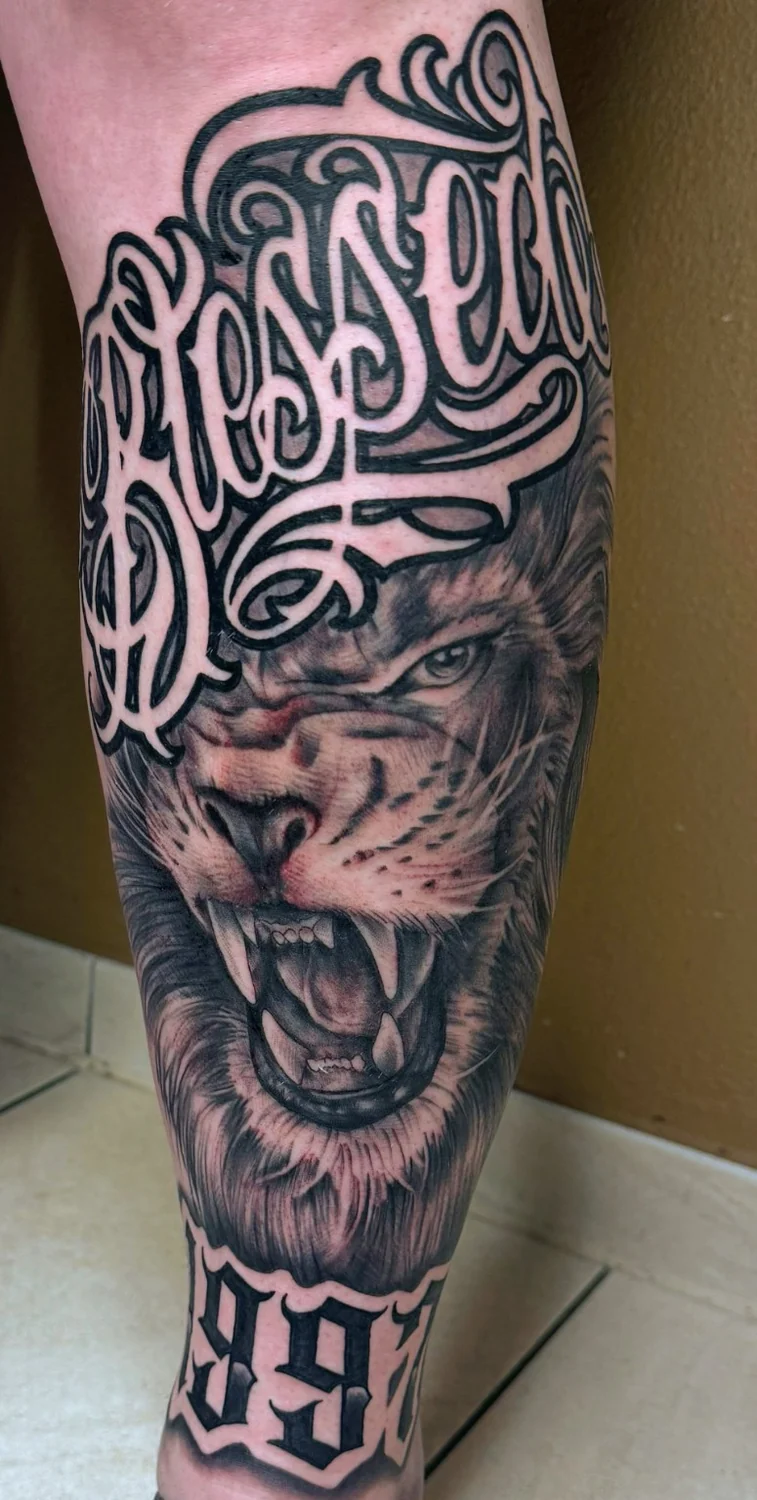 Raubkatze mit Lettering – Tattoo-Arbeit von Silence