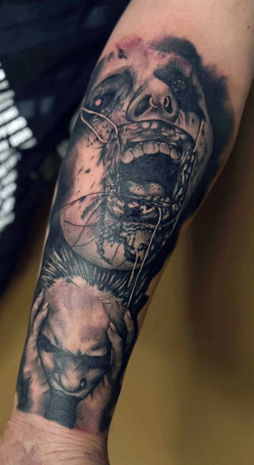 Totenkopf auf dem Unterarm – Tattoo-Arbeit von Silence