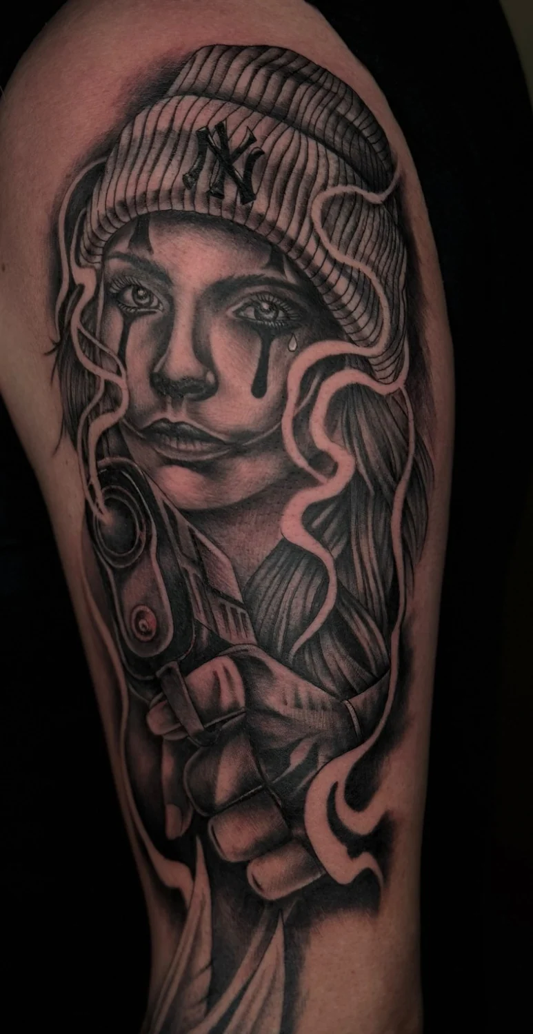 Frauenporträt im Ornamentrahmen – Tattoo-Arbeit von Silence