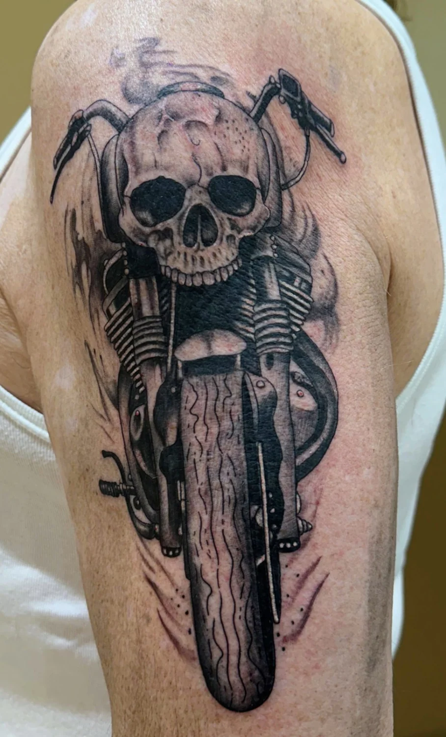 Totenkopf und Motorrad – Tattoo-Arbeit von Silence