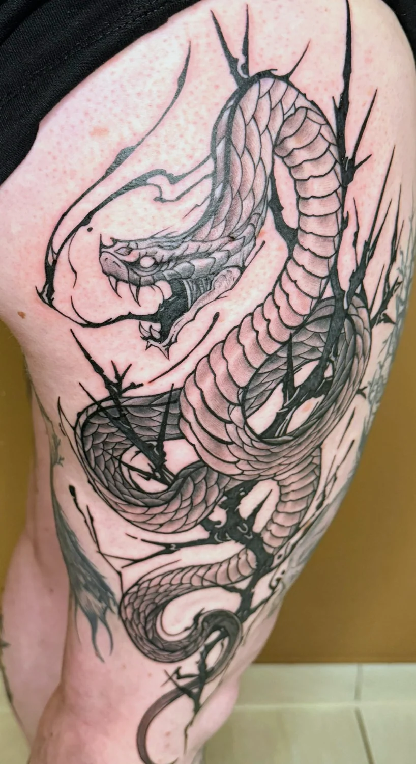 Drache auf dem Oberarm – Tattoo-Arbeit von Silence