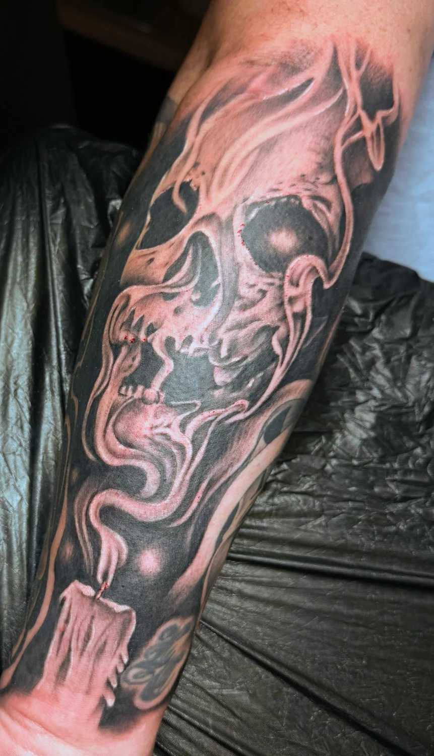 Flammen und Totenkopfmotiv – Tattoo-Arbeit von Silence