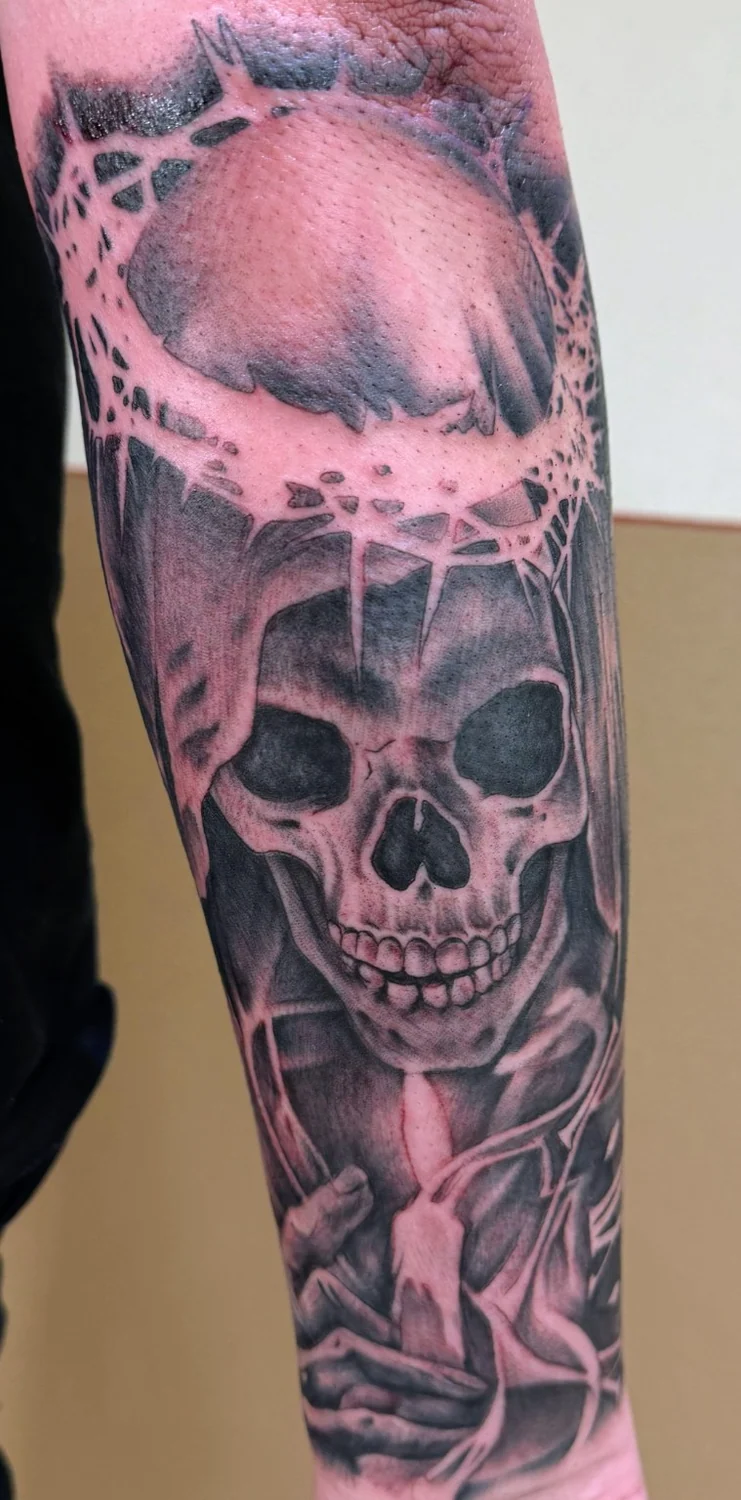 Totenköpfe als Unterarmmotiv – Tattoo-Arbeit von Silence