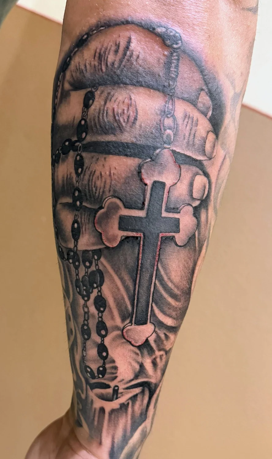 Kreuz und gefaltete Hände – Tattoo-Arbeit von Silence