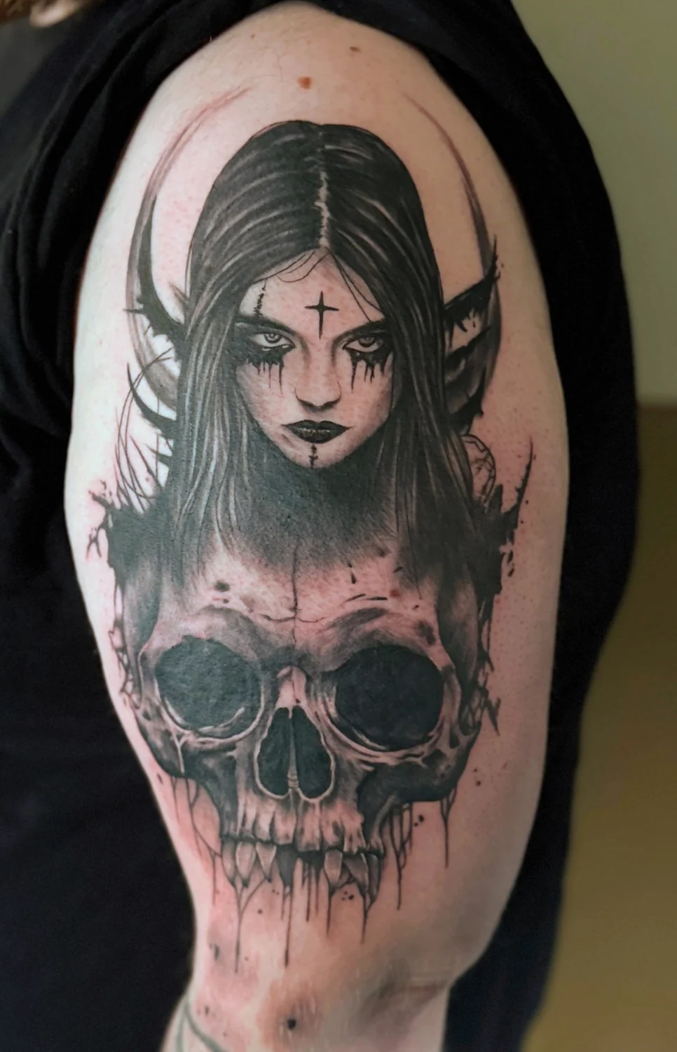 Frauenporträt mit Totenkopf – Tattoo-Arbeit von Silence