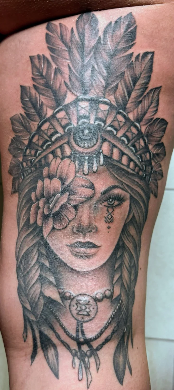 Frauenporträt mit Federschmuck – Tattoo-Arbeit von Silence