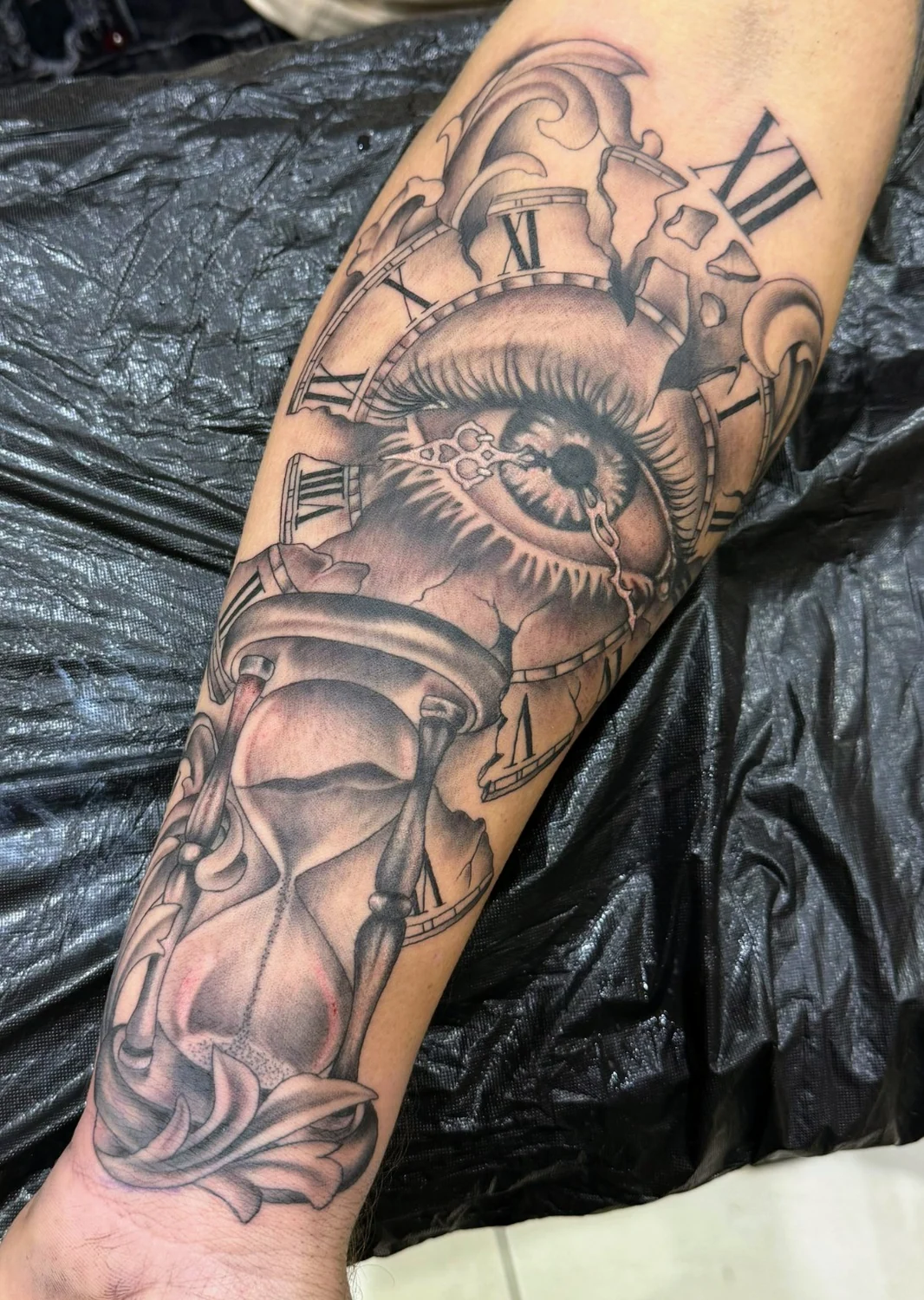 Anatomisches Herz und Sanduhr – Tattoo-Arbeit von Silence