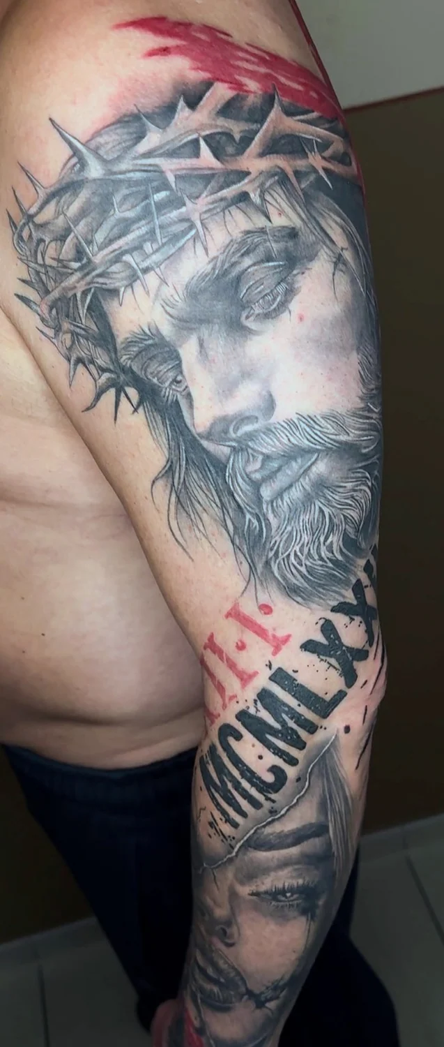 Porträt mit Schriftakzenten – Tattoo-Arbeit von Silence