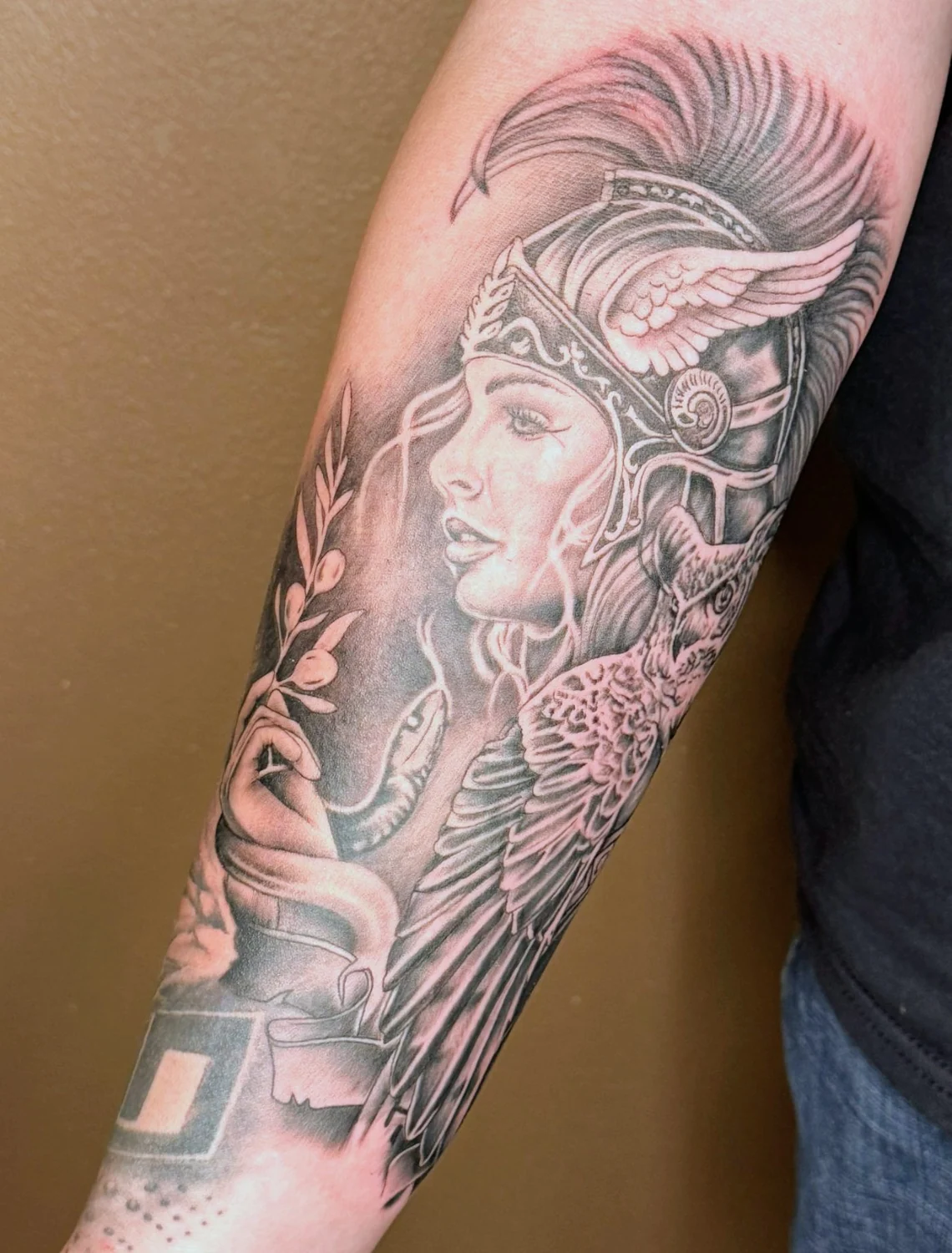 Kriegerporträt und Kreuz – Tattoo-Arbeit von Silence