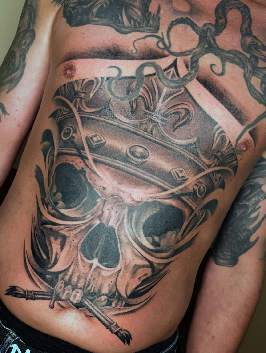 Großes Totenkopfmotiv am Oberkörper – Tattoo-Arbeit von Silence