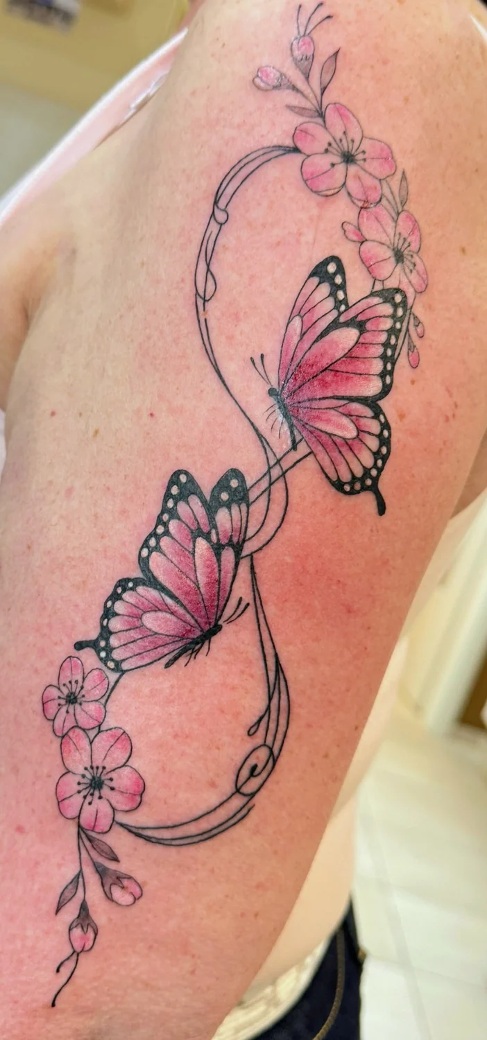 Schmetterlinge mit Ornamenten – Tattoo-Arbeit von Silence