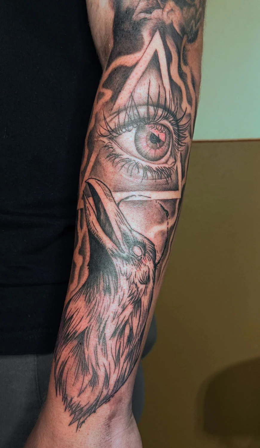 Allsehendes Auge und Tiermotiv – Tattoo-Arbeit von Silence