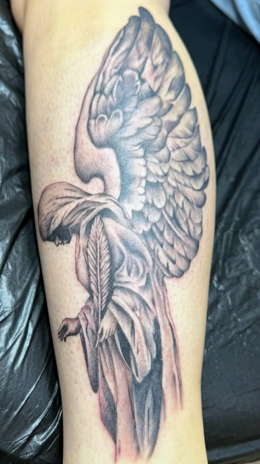 Vogel und Federdetails – Tattoo-Arbeit von Silence