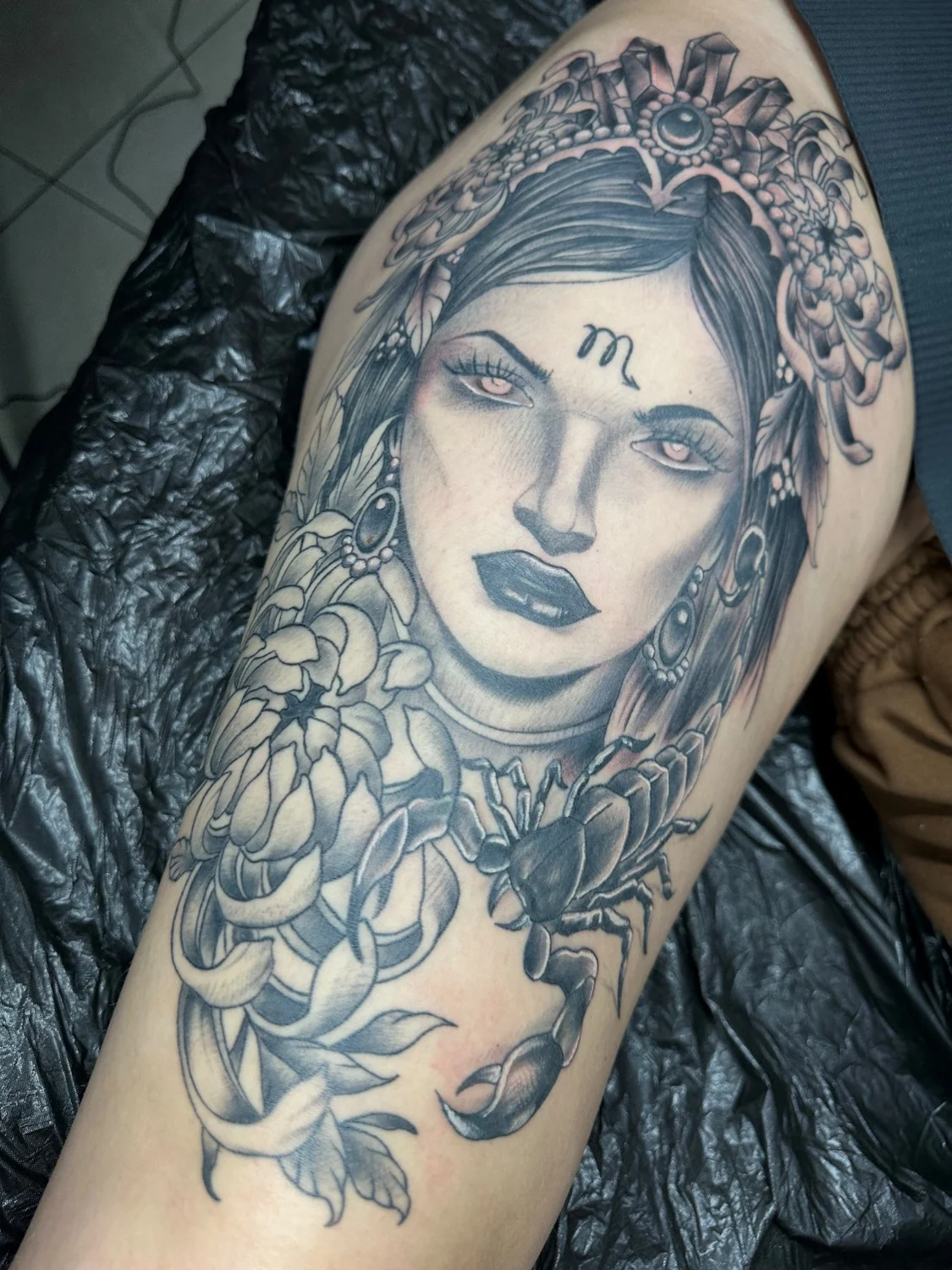 Frauenporträt mit floraler Verzierung – Tattoo-Arbeit von Silence