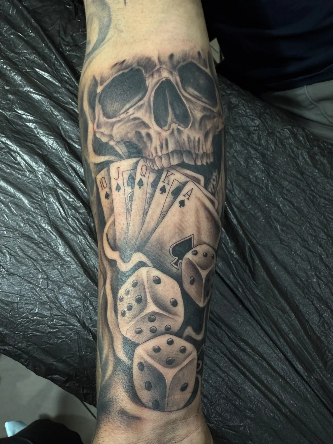 Totenkopf mit Spielkarten und Würfeln – Tattoo-Arbeit von Silence
