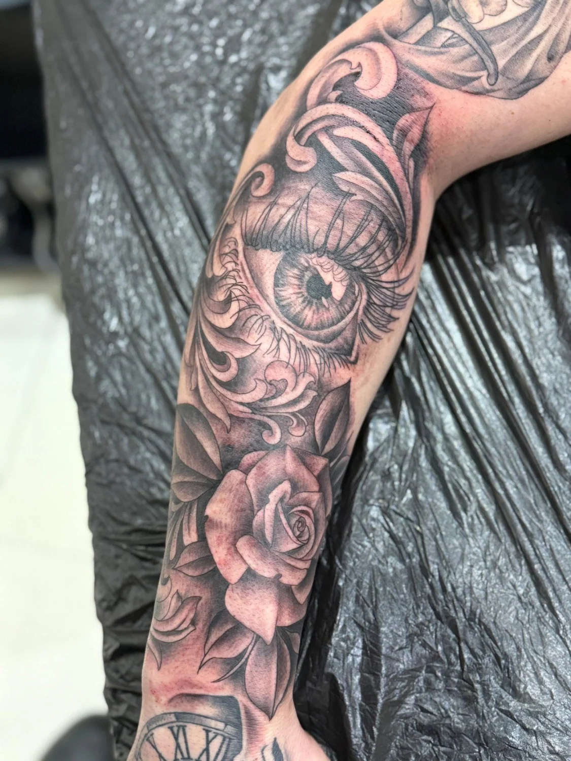 Auge mit floralen Details – Tattoo-Arbeit von Silence