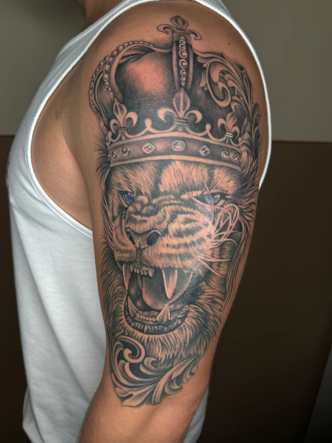 Gekrönter Totenkopf – Tattoo-Arbeit von Silence