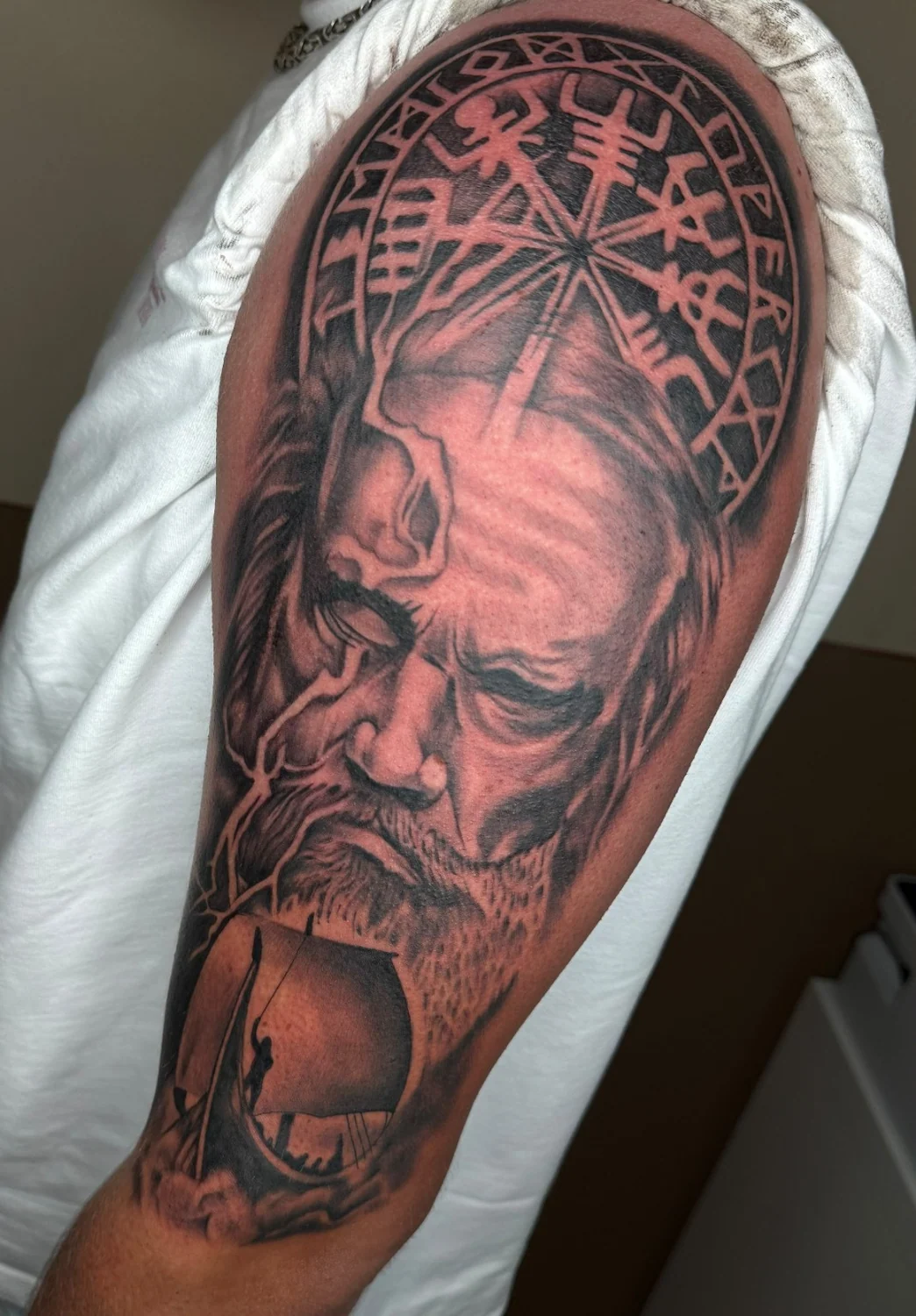 Männerporträt mit Kreismuster – Tattoo-Arbeit von Silence