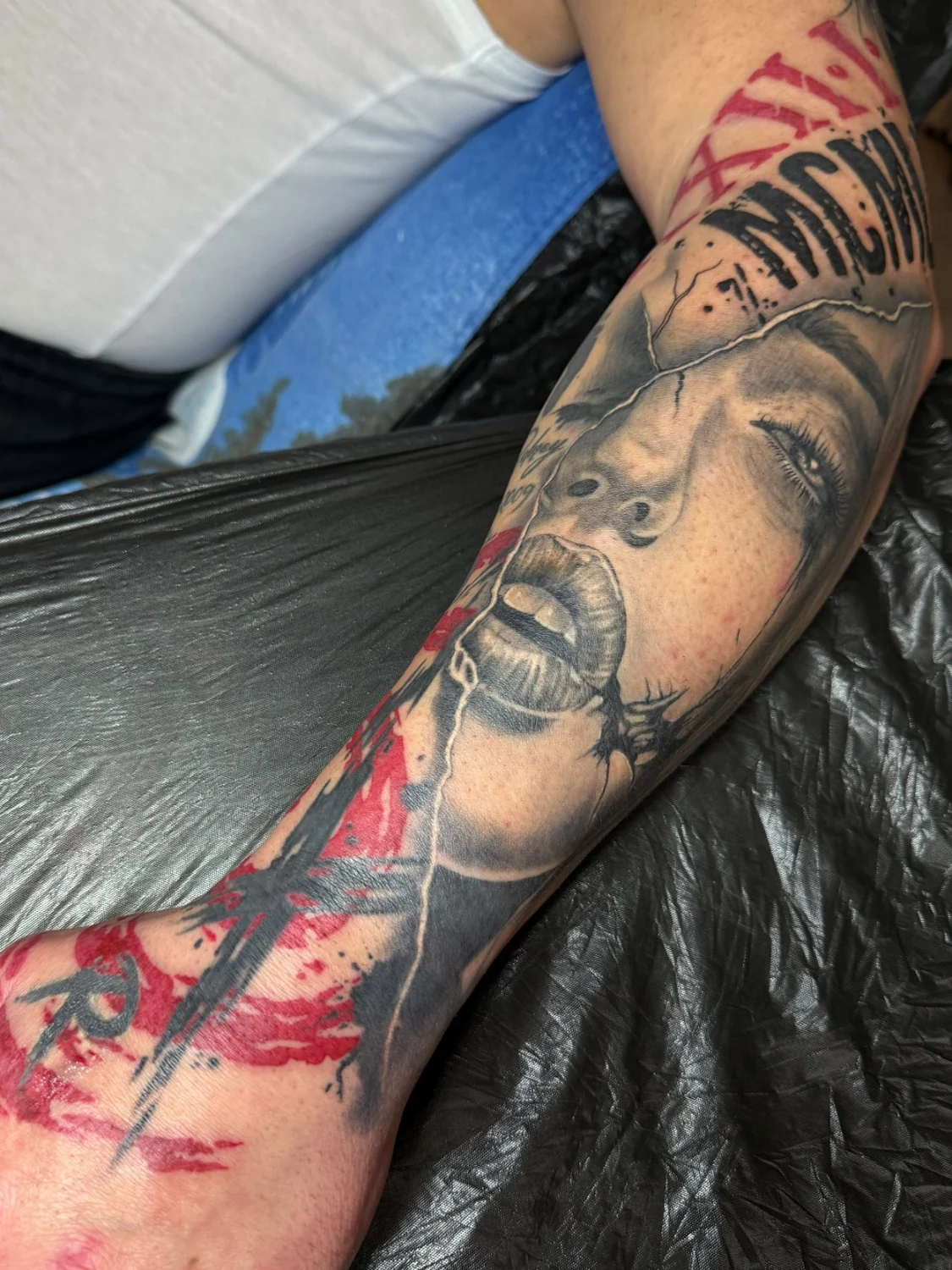 Frauenporträt mit roten Akzenten – Tattoo-Arbeit von Silence