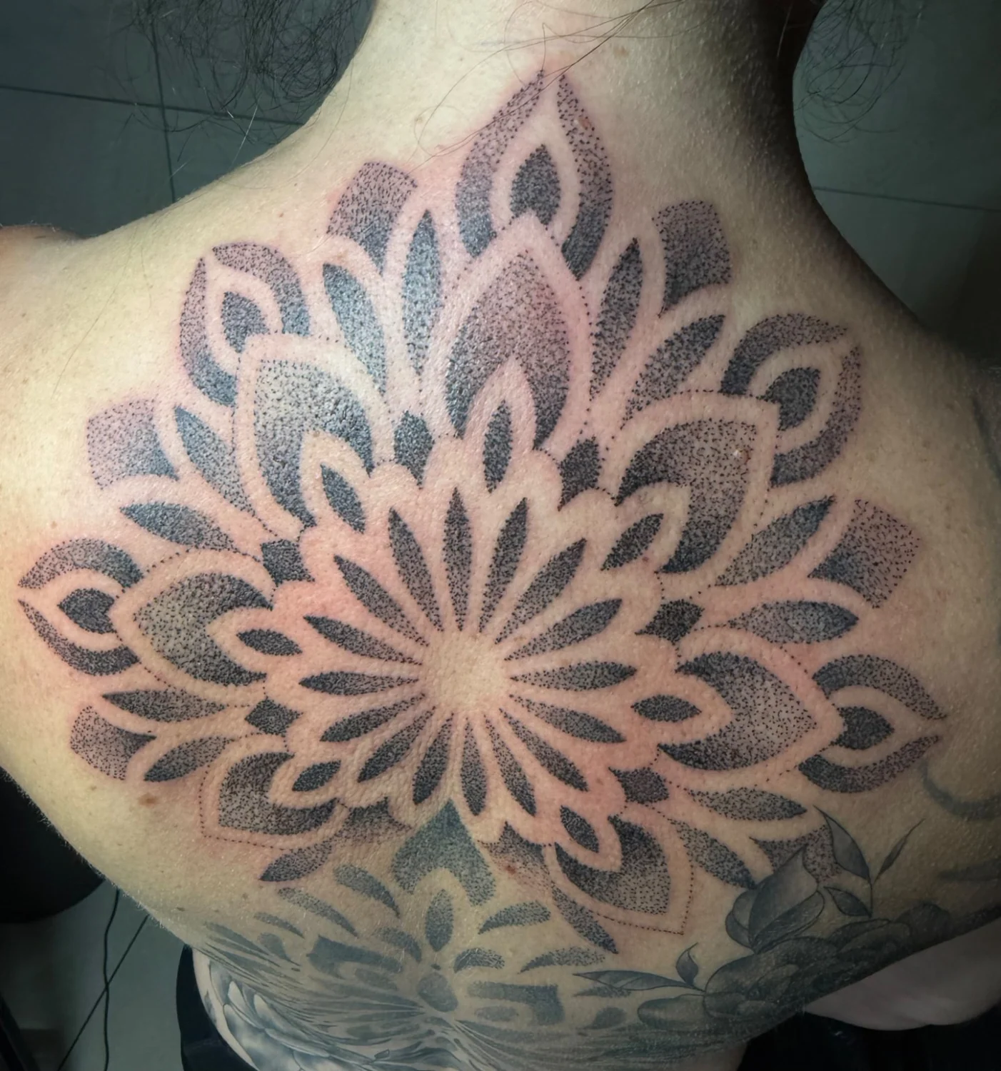 Großes florales Mandala – Tattoo-Arbeit von Silence