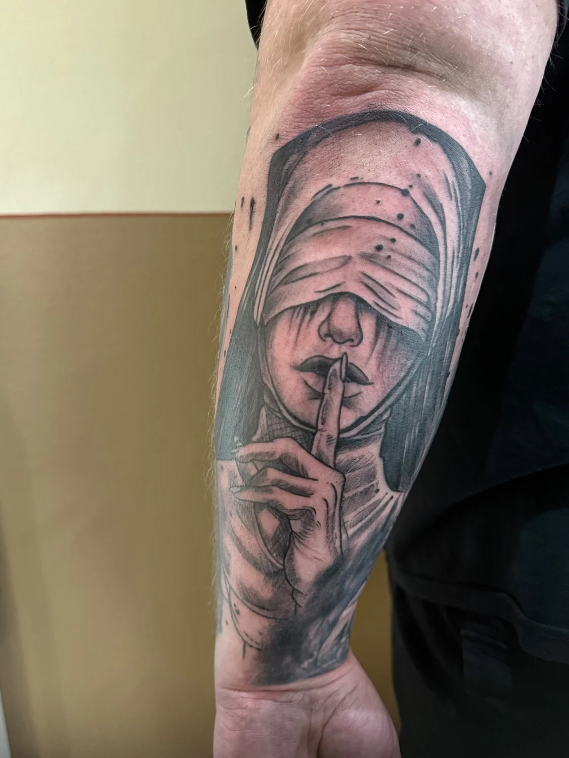 Frauenporträt als Unterarmtattoo – Tattoo-Arbeit von Silence