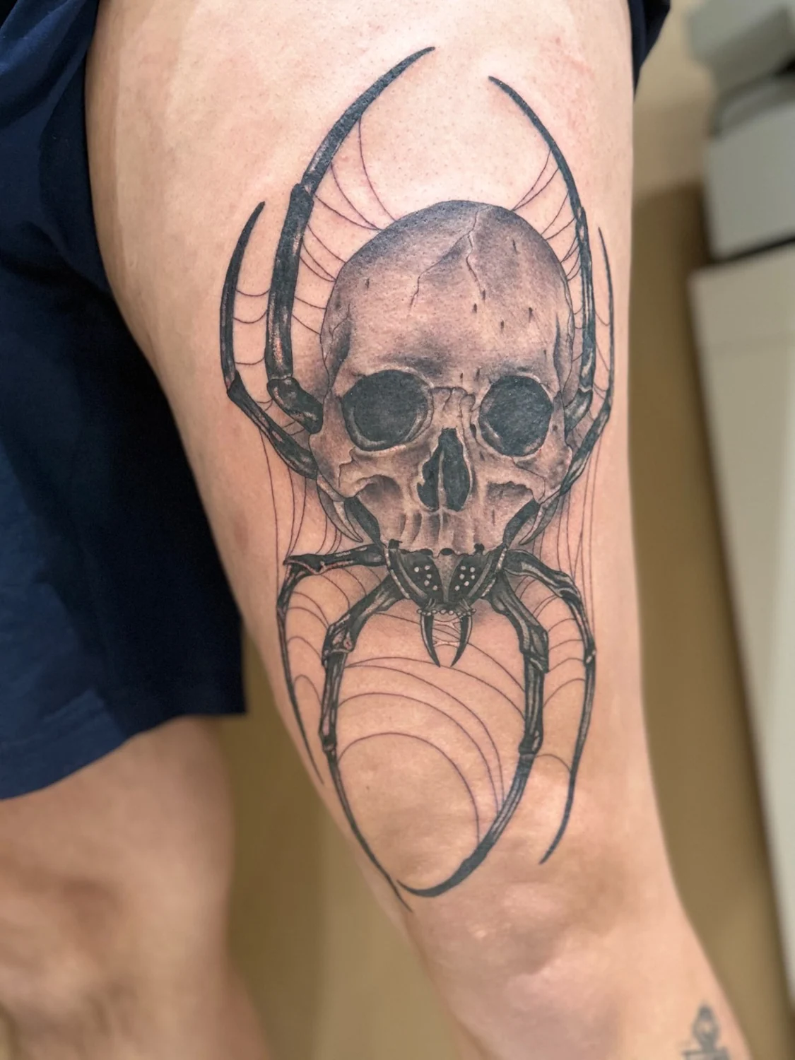 Totenkopf mit Spinnenmotiv – Tattoo-Arbeit von Silence