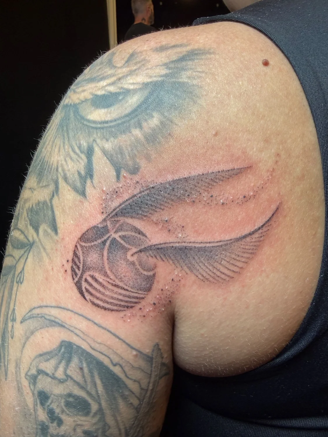 Feder mit geometrischen Details – Tattoo-Arbeit von Silence