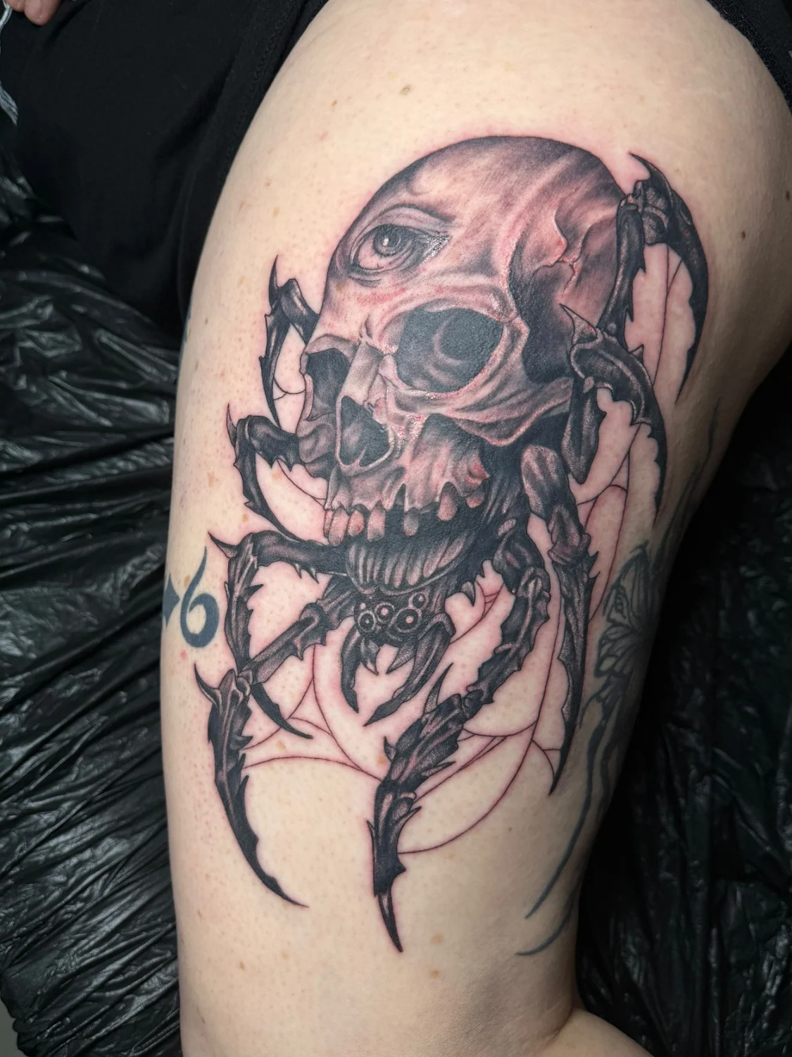Totenkopf mit Schmetterling – Tattoo-Arbeit von Silence