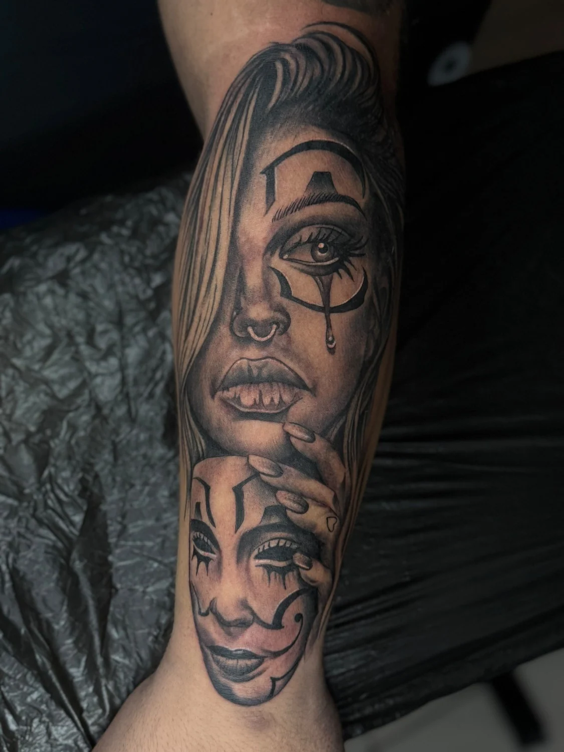 Frauenporträt mit Maske – Tattoo-Arbeit von Silence