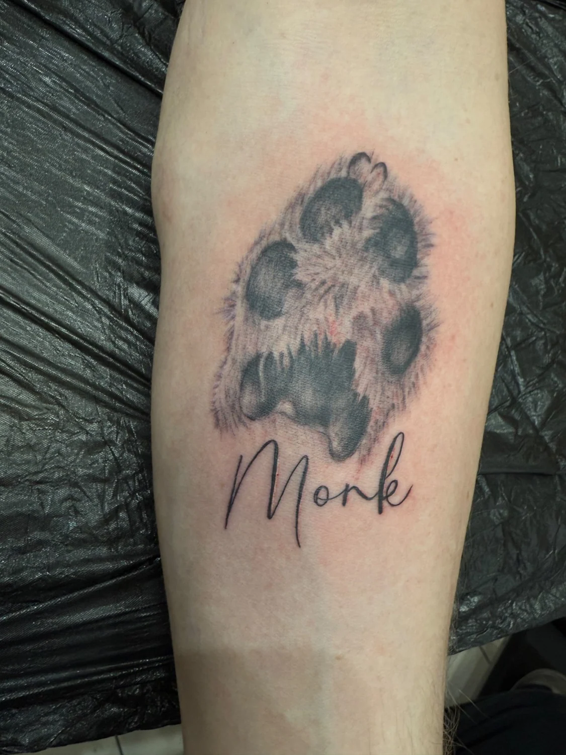 Pfotenabdruck mit Namenszug – Tattoo-Arbeit von Silence